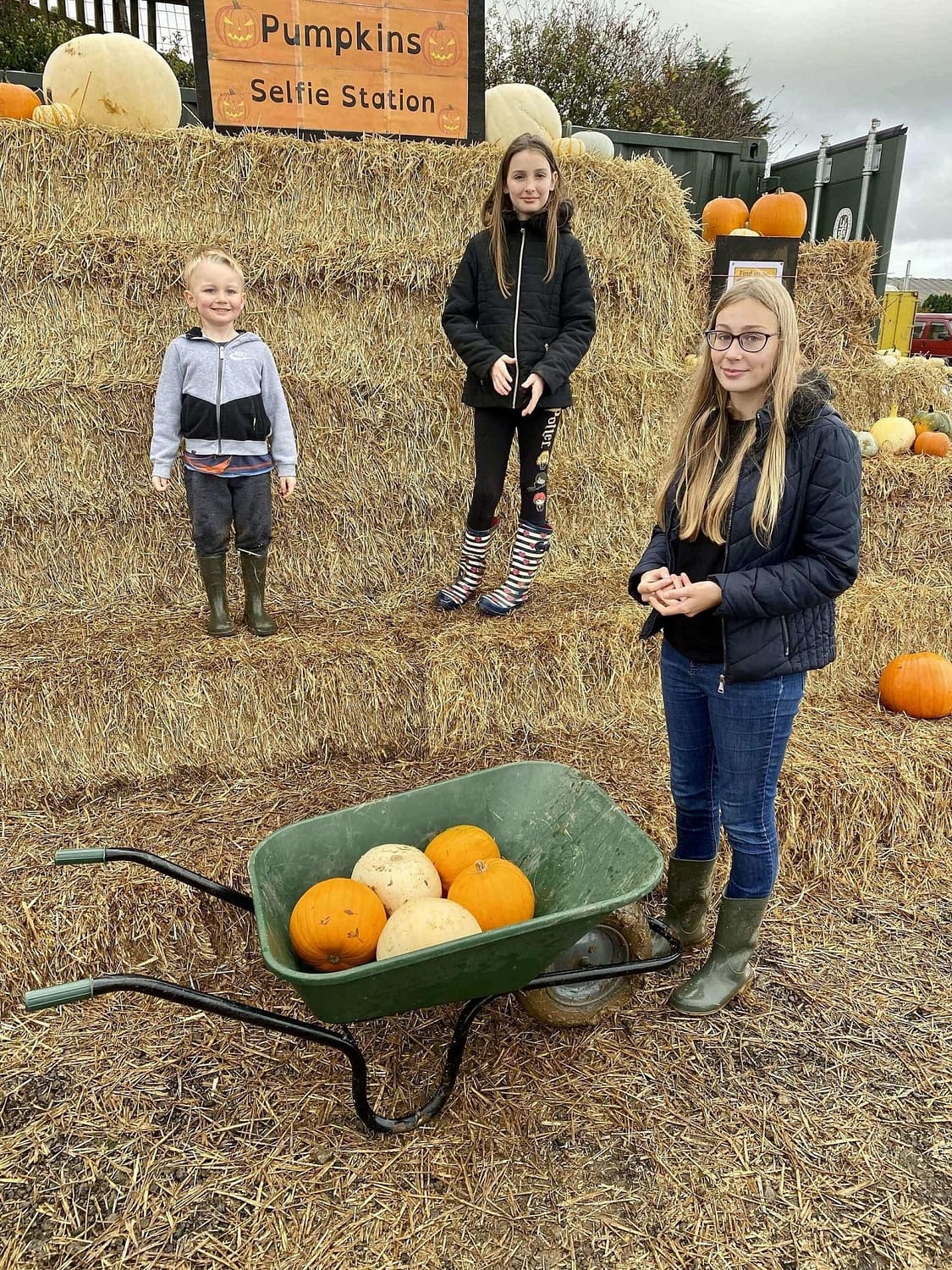kids at pontac pumpkin selfie station scaled