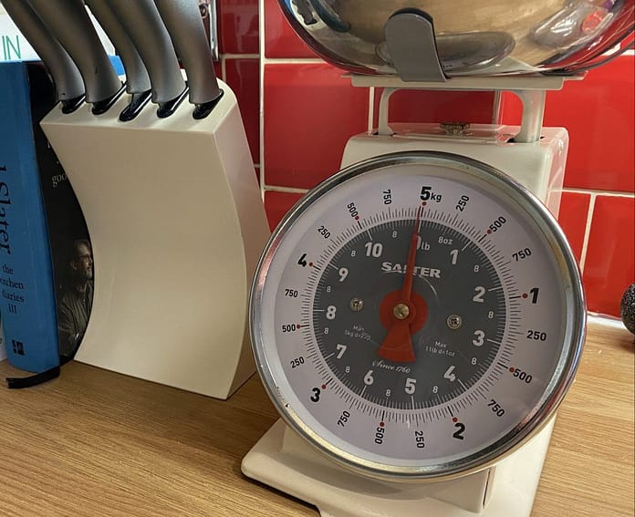 Kitchen Scales and knife block